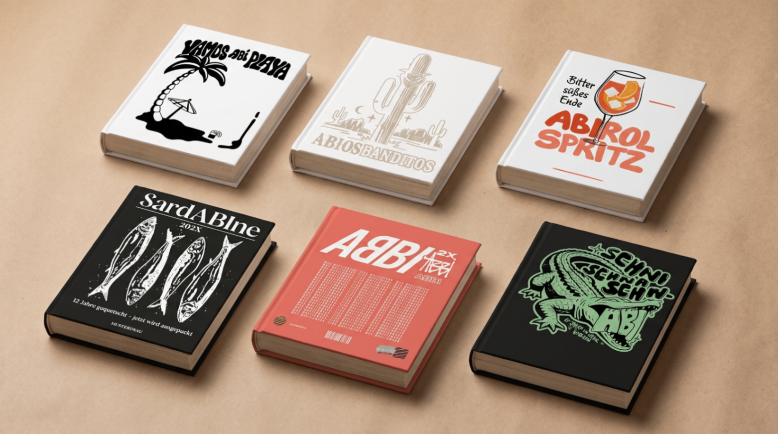 Sechs Abizeitungs-Hardcover als Flatlay: Vamos Abi Playa, Abios Banditos, Abirol Spritz, SardABIne, ABBI, Schni Schna Schnabi
